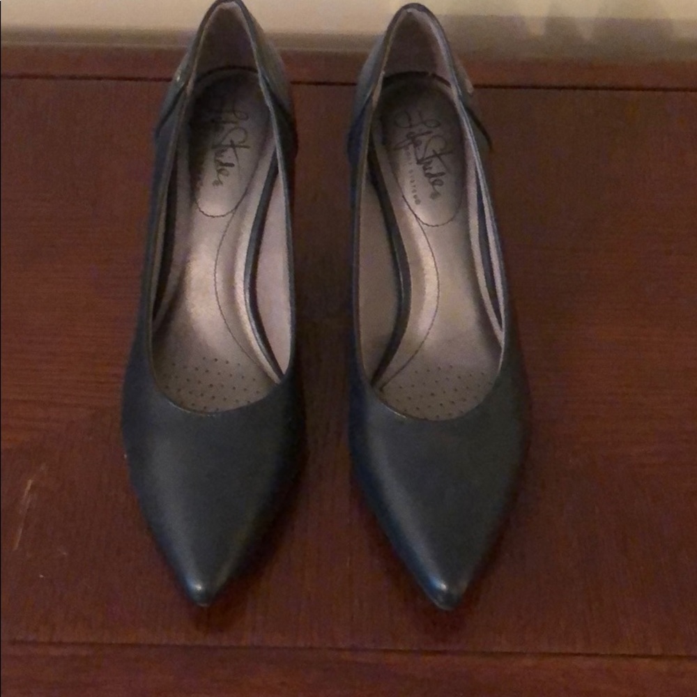 Navy pumps